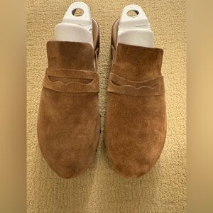 NWT DESIGNED made in Italy suede wood brown clogs